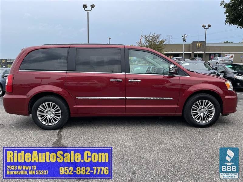 Used 2013 Chrysler Town & Country Touring-L w/ Driver Convenience Group FWD image 4