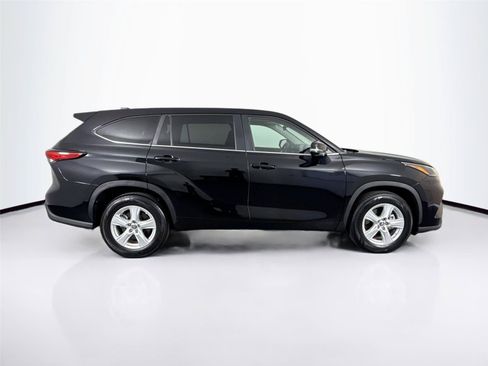 Used 2023 Toyota Highlander L FWD image 5