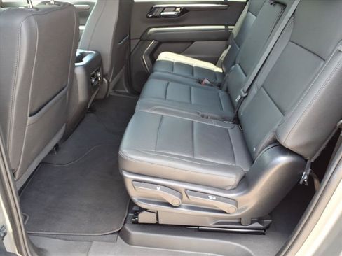Used 2025 Chevrolet Suburban Z71 AWD/4WD image 13