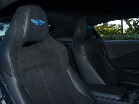 Used 2025 Aston Martin V8 Vantage Coupe image 17