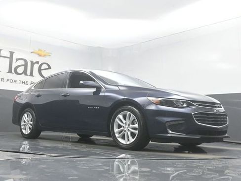 Used 2018 Chevrolet Malibu LT FWD image 2