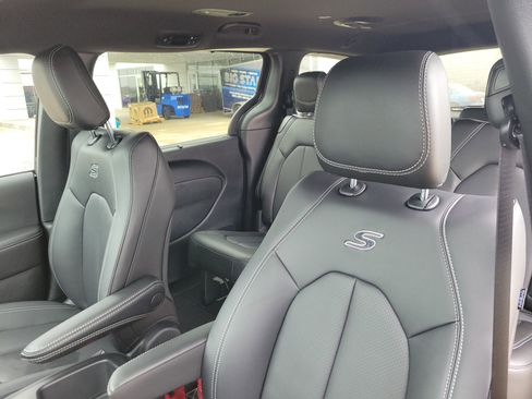 New 2026 Chrysler Pacifica Select w/ S Appearance Package image 15