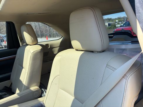 Used 2017 Toyota Highlander Limited Platinum image 7