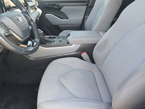 Used 2021 Toyota Highlander LE image 15
