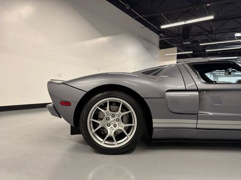 Used 2006 Ford GT RWD image 9