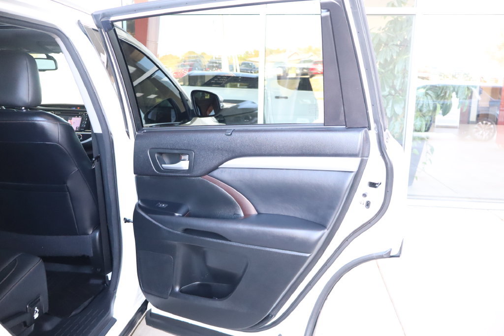 Used 2015 Toyota Highlander XLE AWD/4WD image 32
