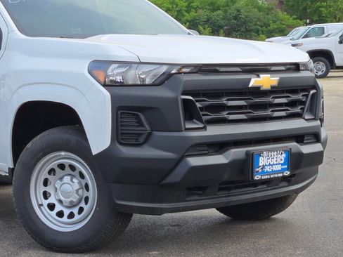 Used 2025 Chevrolet Colorado W/T image 2