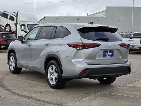 Used 2025 Toyota Highlander LE FWD image 7