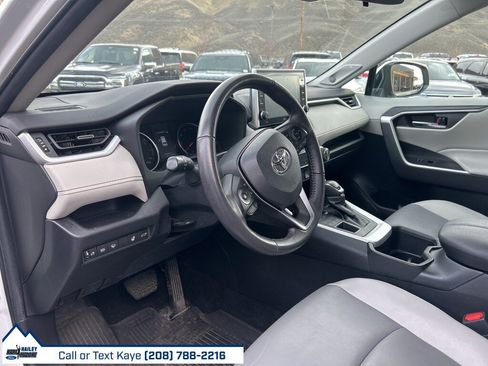 Used 2022 Toyota RAV4 XLE Premium image 17