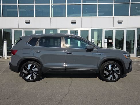 Certified 2024 Volkswagen Taos SEL AWD/4WD image 5