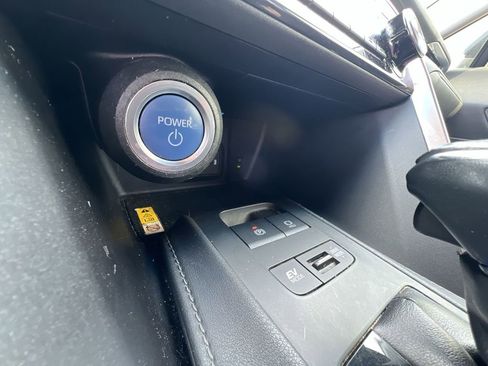 Used 2021 Toyota Venza LE image 25