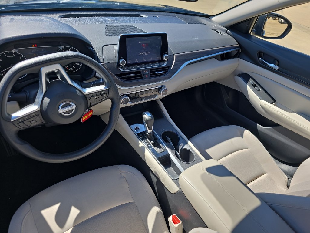 Used 2025 Nissan Altima 2.5 SV FWD image 11