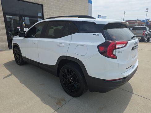 Used 2024 GMC Terrain SLE w/ Driver Convenience Package FWD image 6