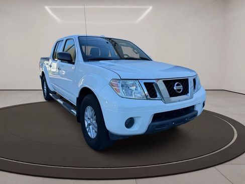 Used 2016 Nissan Frontier SV image 2
