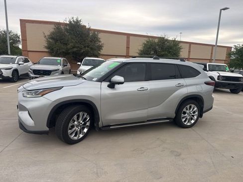 Used 2024 Toyota Highlander Limited image 3