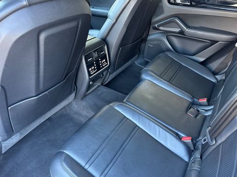 Used 2022 Porsche Cayenne Coupe AWD/4WD image 31