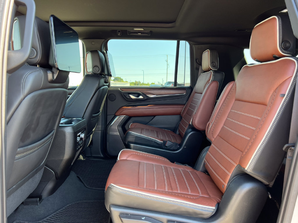 Used 2023 GMC Yukon XL Denali Ultimate AWD/4WD image 4