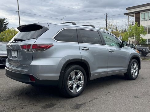 Used 2015 Toyota Highlander Limited w/ Driver Technology Package image 8