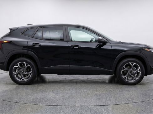 Used 2025 Chevrolet Trax LT FWD image 11
