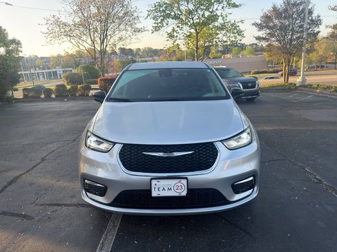 Used 2024 Chrysler Pacifica Touring-L image 2