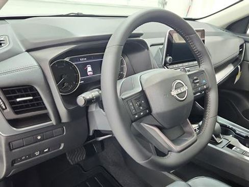 Used 2025 Nissan Rogue SV w/ SV Premium Package FWD image 13