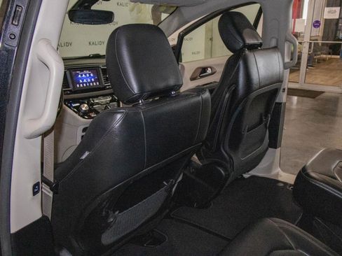 Used 2019 Chrysler Pacifica Touring-L image 9