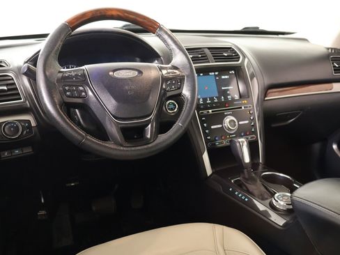 Used 2018 Ford Explorer Platinum AWD/4WD image 2