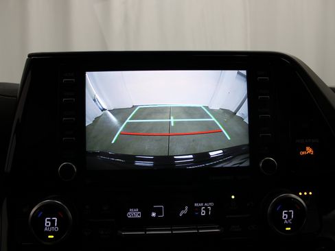 Used 2021 Toyota Highlander XLE image 45