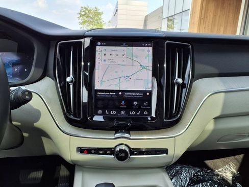 Used 2023 Volvo XC60 B5 Plus AWD/4WD image 16