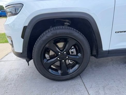 Used 2023 Jeep Grand Cherokee L Limited w/ Black Appearance Package AWD/4WD image 4