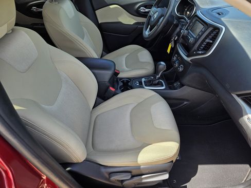 Used 2016 Jeep Cherokee Sport FWD image 29
