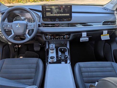 New 2025 Mitsubishi Outlander SE image 24