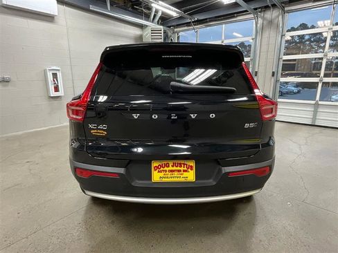Used 2024 Volvo XC40 B5 Core image 4