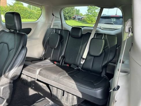 Used 2024 Chrysler Pacifica Touring-L FWD image 10