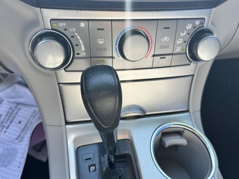 Used 2012 Toyota Highlander FWD image 19