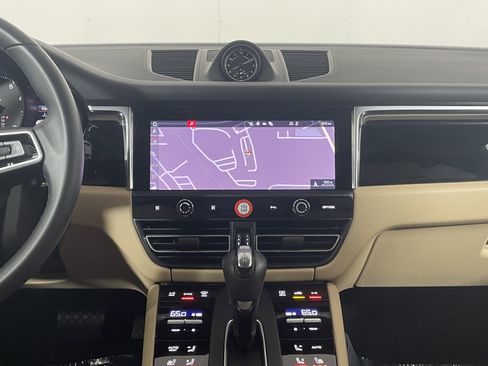 Used 2025 Porsche Macan image 19