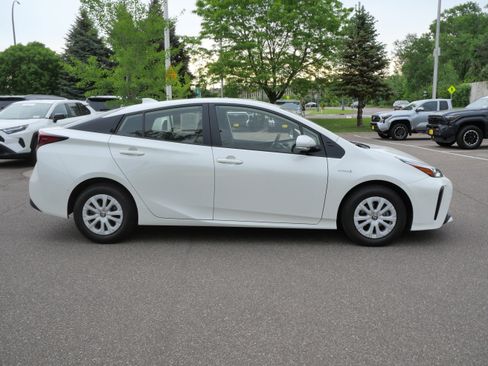 Certified 2020 Toyota Prius LE FWD image 9