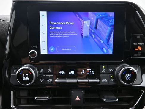 Used 2023 Toyota Highlander XLE FWD image 7