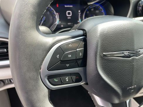 Used 2024 Chrysler Pacifica Touring-L FWD image 28