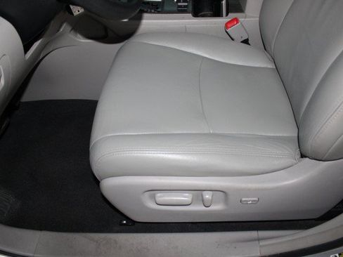 Used 2012 Toyota Highlander FWD w/ Tech Pkg image 12