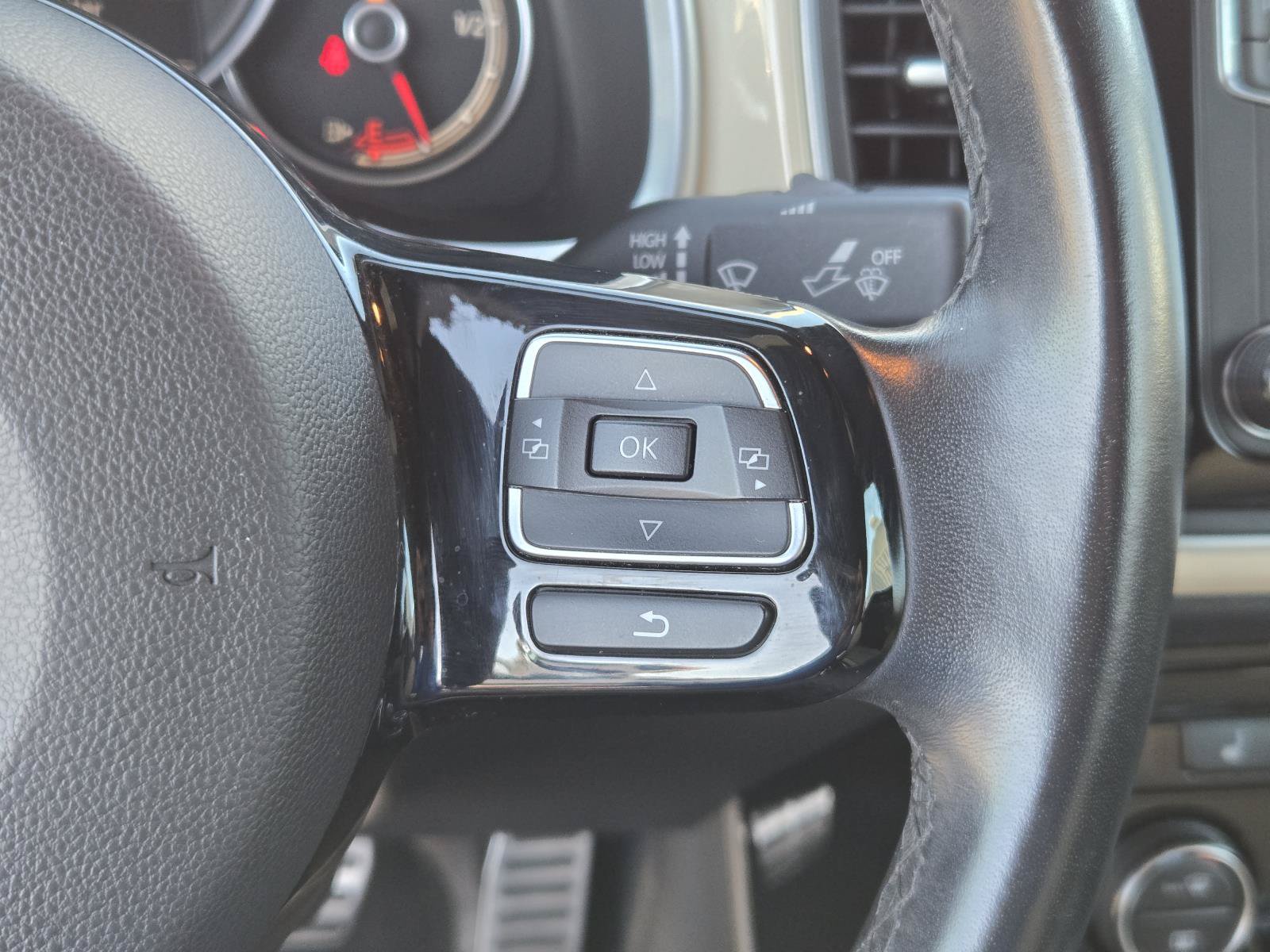 Used 2019 Volkswagen Beetle 2.0T SE FWD image 19