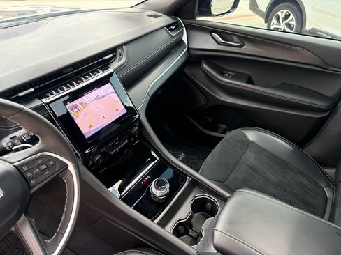 Used 2025 Jeep Grand Cherokee Altitude RWD image 16