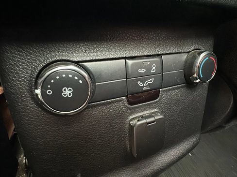 Used 2018 Ford Explorer XLT w/ Equipment Group 202A AWD/4WD image 19