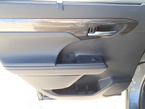 New 2026 Toyota Highlander Platinum image 8
