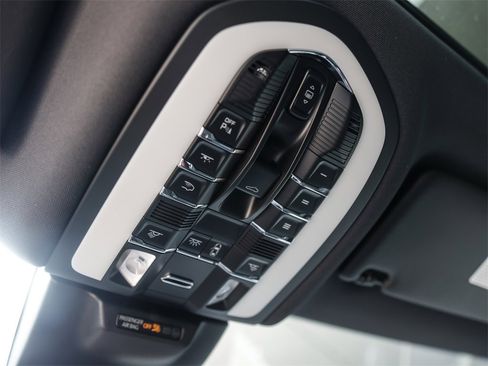 Used 2025 Porsche Macan image 28