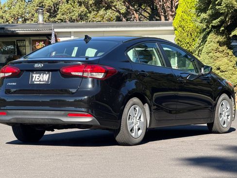 Used 2017 Kia Forte LX FWD image 4