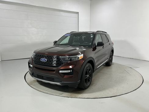Used 2020 Ford Explorer XLT w/ Equipment Group 202A AWD/4WD image 18