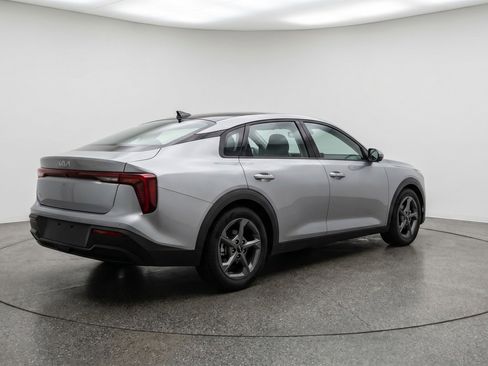 Used 2025 Kia K4 LXS image 9