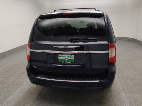 Used 2016 Chrysler Town & Country Touring image 7