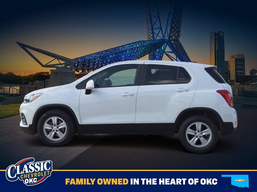Used 2022 Chevrolet Trax LS w/ Tint and Cruise Package FWD image 4